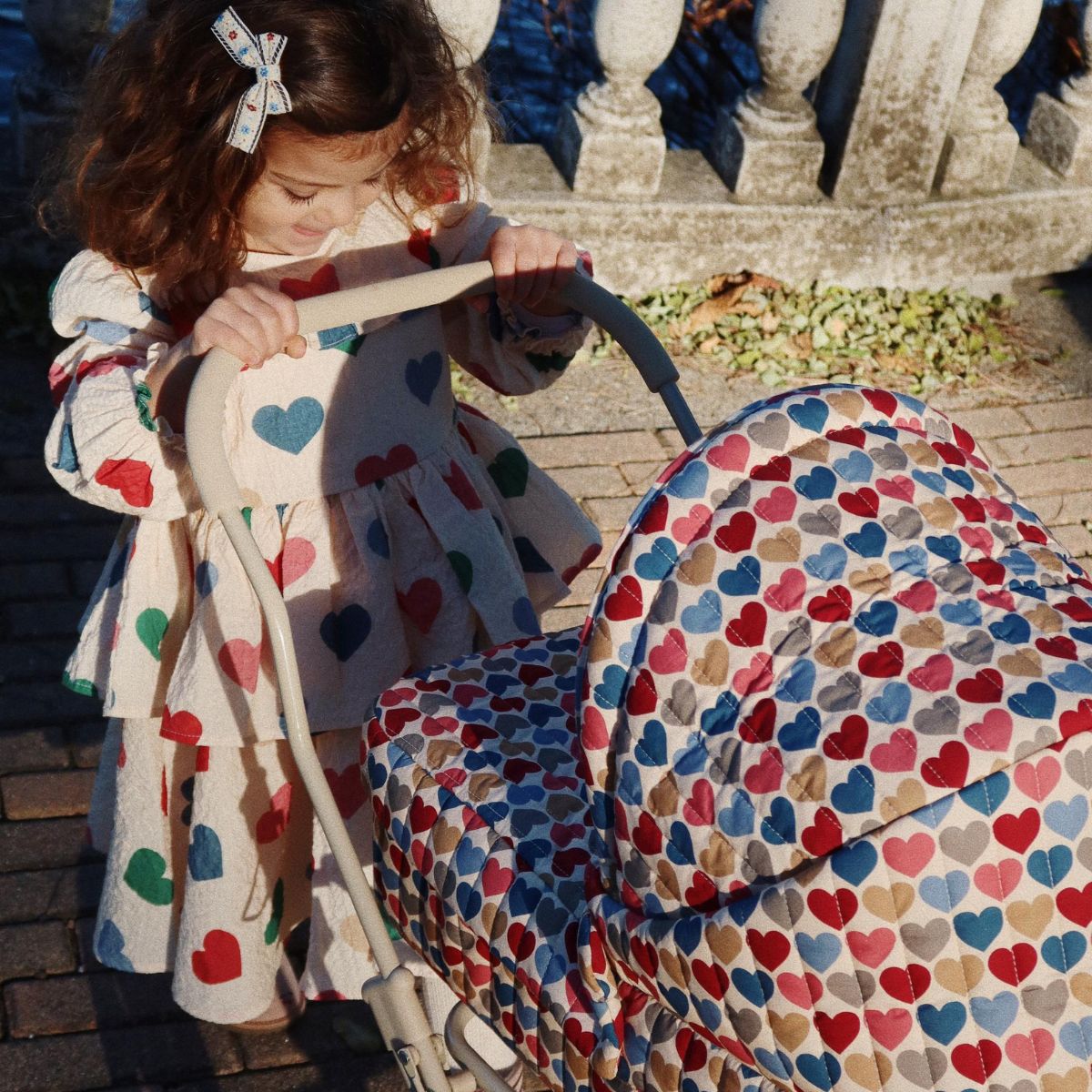 Ga in stijl op pad met je lievelingsknuffel of pop met de poppenwagen in de variant coeur bisous van het Deense merk Konges Slojd. De stijlvolle kinderwagen is ontworpen met vier grote wielen, gemaakt van EVA-materiaal voor extra stabiliteit. VanZus