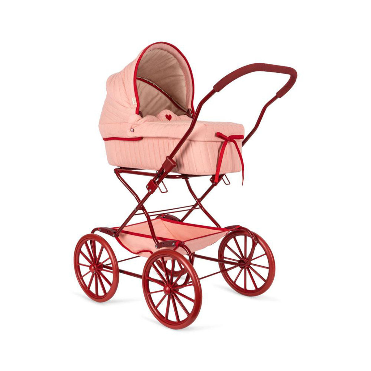 De Konges Slojd poppenwagen mellow rose heeft een vintage look en is ontworpen met vier grote wielen gemaakt van EVA materiaal voor extra stabiliteit. De poppenwagen is gemaakt van gewatteerde bedrukte stof en wordt geleverd met een matras. VanZus