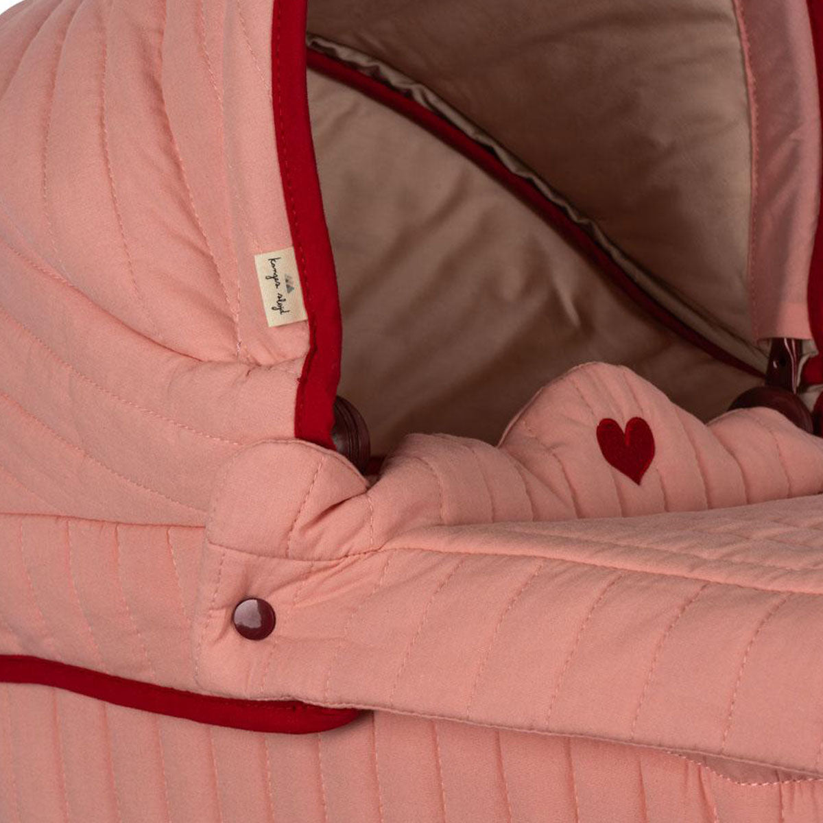 De Konges Slojd poppenwagen mellow rose heeft een vintage look en is ontworpen met vier grote wielen gemaakt van EVA materiaal voor extra stabiliteit. De poppenwagen is gemaakt van gewatteerde bedrukte stof en wordt geleverd met een matras. VanZus