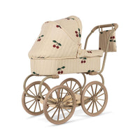 Ga in stijl op pad met je lievelingsknuffel of pop met de poppenwagen in de variant ma grande cerise glitter van het Deense merk Konges Slojd. De stijlvolle kinderwagen is ontworpen met vier grote wielen, gemaakt van EVA-materiaal voor extra stabiliteit. VanZus