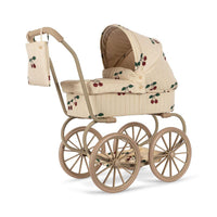 Ga in stijl op pad met je lievelingsknuffel of pop met de poppenwagen in de variant ma grande cerise glitter van het Deense merk Konges Slojd. De stijlvolle kinderwagen is ontworpen met vier grote wielen, gemaakt van EVA-materiaal voor extra stabiliteit. VanZus