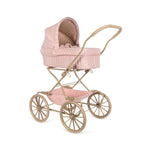 De Konges Slojd poppenwagen in powder pink check heeft een vintage look en is ontworpen met vier grote wielen gemaakt van EVA materiaal voor extra stabiliteit. De kinderwagen voor poppen heeft een schattig ruitjespatroon. VanZus