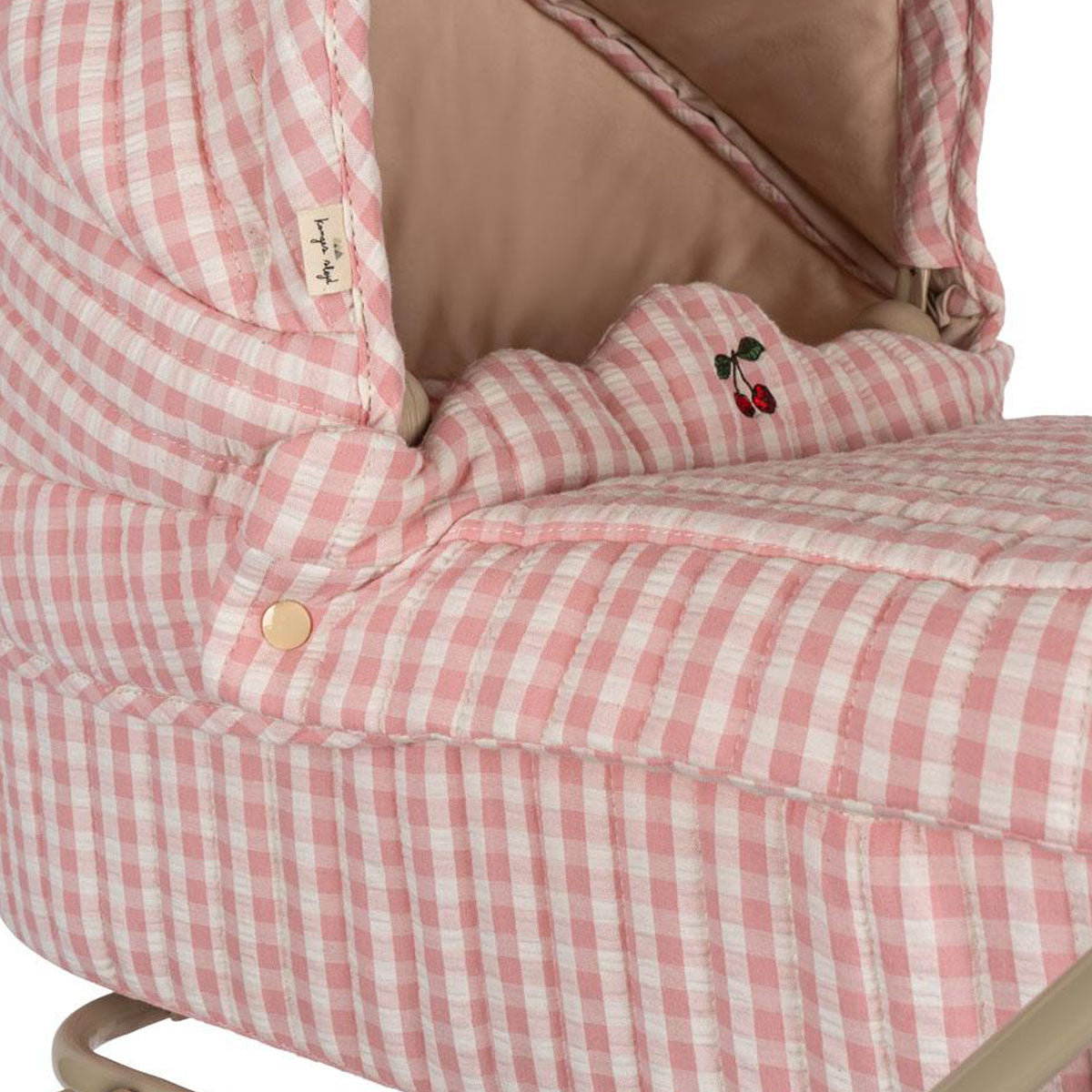 De Konges Slojd poppenwagen in powder pink check heeft een vintage look en is ontworpen met vier grote wielen gemaakt van EVA materiaal voor extra stabiliteit. De kinderwagen voor poppen heeft een schattig ruitjespatroon. VanZus