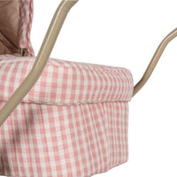 De Konges Slojd poppenwagen in powder pink check heeft een vintage look en is ontworpen met vier grote wielen gemaakt van EVA materiaal voor extra stabiliteit. De kinderwagen voor poppen heeft een schattig ruitjespatroon. VanZus