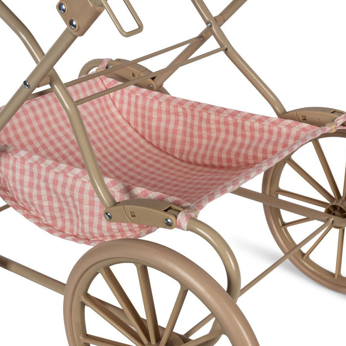 De Konges Slojd poppenwagen in powder pink check heeft een vintage look en is ontworpen met vier grote wielen gemaakt van EVA materiaal voor extra stabiliteit. De kinderwagen voor poppen heeft een schattig ruitjespatroon. VanZus