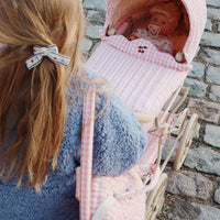 De Konges Slojd poppenwagen in powder pink check heeft een vintage look en is ontworpen met vier grote wielen gemaakt van EVA materiaal voor extra stabiliteit. De kinderwagen voor poppen heeft een schattig ruitjespatroon. VanZus