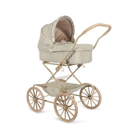 De Konges Slojd poppenwagen in tea check check heeft een vintage look en is ontworpen met vier grote wielen gemaakt van EVA materiaal voor extra stabiliteit. De kinderwagen voor poppen heeft een schattig ruitjespatroon. VanZus