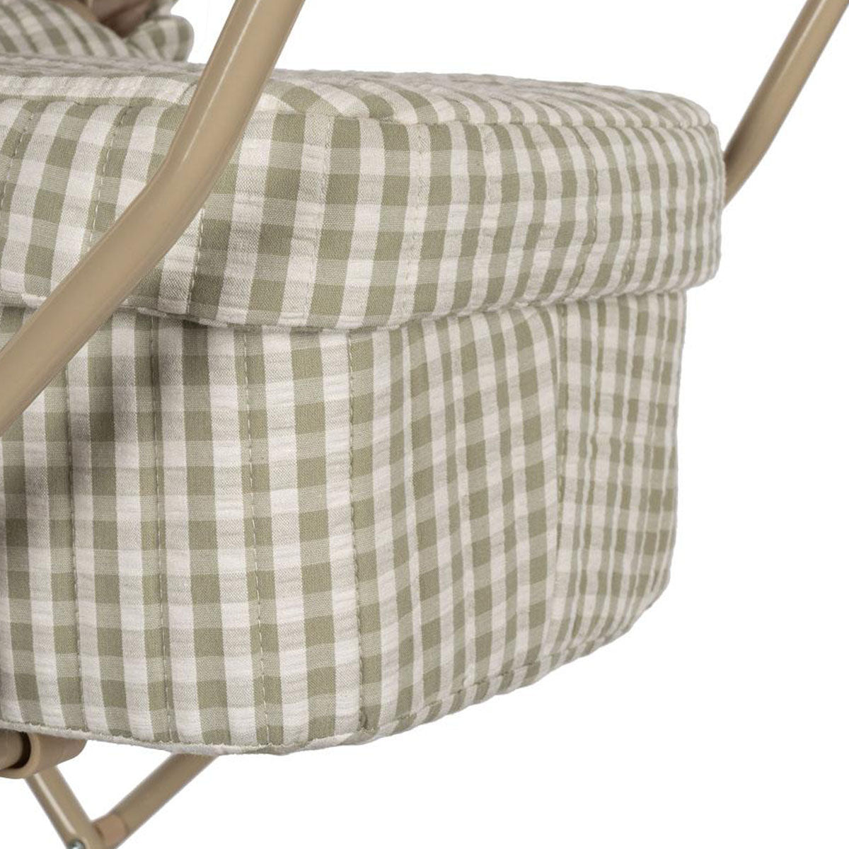 De Konges Slojd poppenwagen in tea check check heeft een vintage look en is ontworpen met vier grote wielen gemaakt van EVA materiaal voor extra stabiliteit. De kinderwagen voor poppen heeft een schattig ruitjespatroon. VanZus