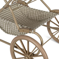 De Konges Slojd poppenwagen in tea check check heeft een vintage look en is ontworpen met vier grote wielen gemaakt van EVA materiaal voor extra stabiliteit. De kinderwagen voor poppen heeft een schattig ruitjespatroon. VanZus