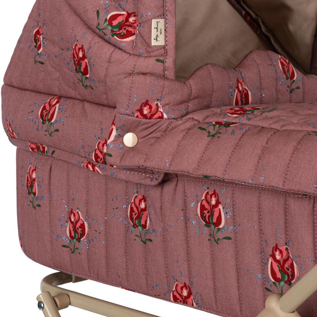 De Konges Slojd poppenwagen in vita rosa blush glitter heeft een vintage look en is ontworpen met vier grote wielen gemaakt van EVA materiaal voor extra stabiliteit. De kinderwagen voor poppen heeft een schattige print van rozen en is voorzien van glitters. VanZus