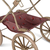 De Konges Slojd poppenwagen in vita rosa blush glitter heeft een vintage look en is ontworpen met vier grote wielen gemaakt van EVA materiaal voor extra stabiliteit. De kinderwagen voor poppen heeft een schattige print van rozen en is voorzien van glitters. VanZus