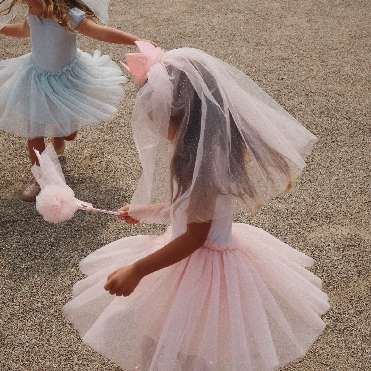 Is jouw kleine meid een echte prinses? Dan is dit princess crown kostuum in de kleur cloud pink een echte must have! Dit schattige kostuum set bestaat uit een kroontje met sluier, een tutu jurkje en een toverstaf. VanZus