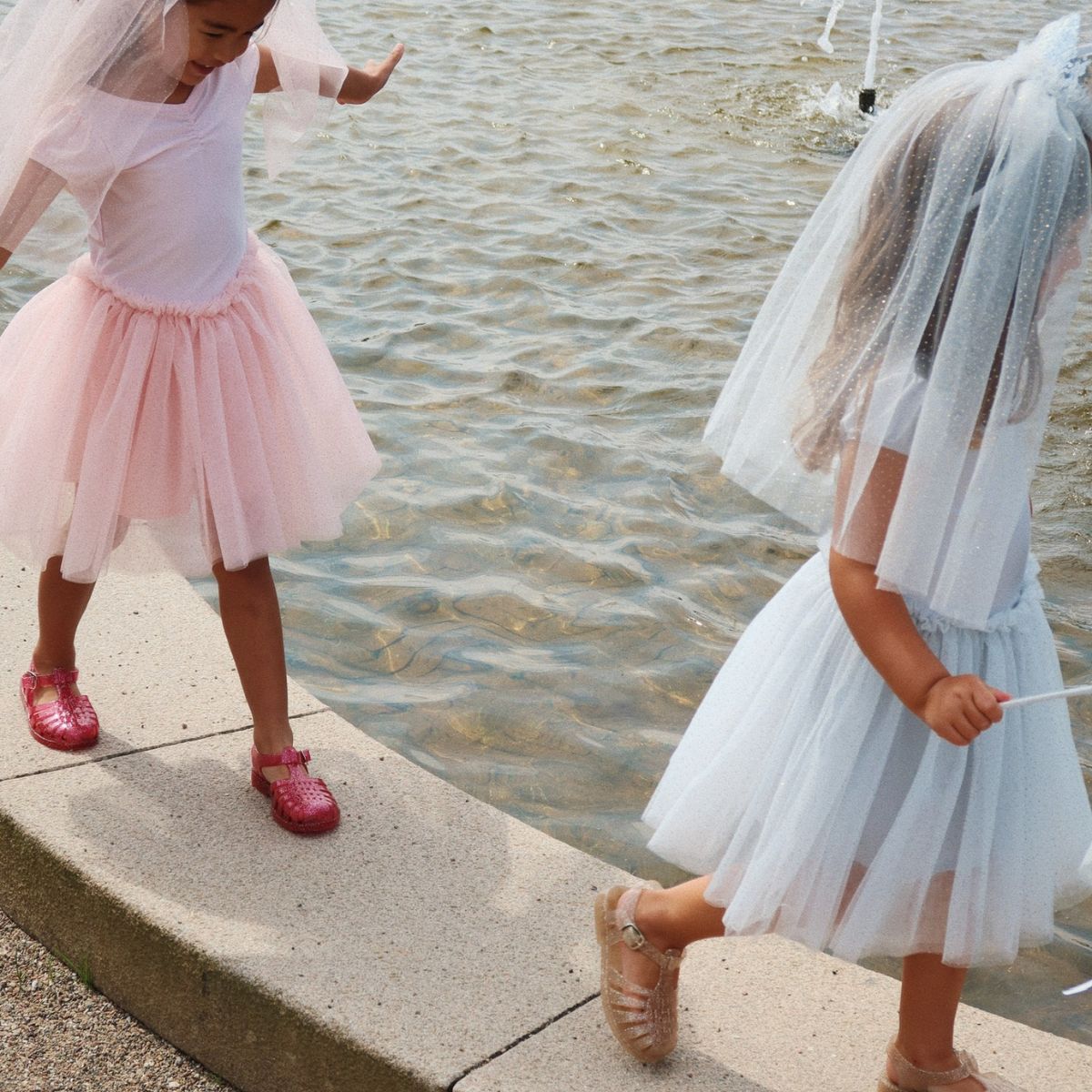 Is jouw kleine meid een echte prinses? Dan is dit princess crown kostuum in de kleur cloud pink een echte must have! Dit schattige kostuum set bestaat uit een kroontje met sluier, een tutu jurkje en een toverstaf. VanZus