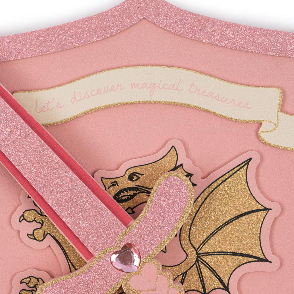 Trotseer draken en vecht met ridders met deze geweldige prinsessen zwaard en schild set in de variant pink glitter van het merk Konges Slojd. VanZus