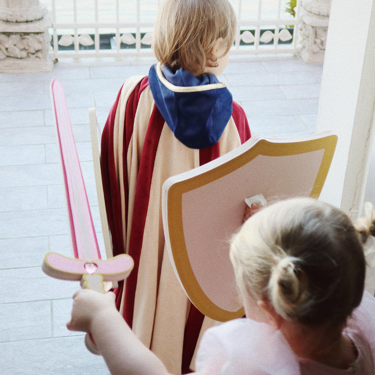 Trotseer draken en vecht met ridders met deze geweldige prinsessen zwaard en schild set in de variant pink glitter van het merk Konges Slojd. VanZus