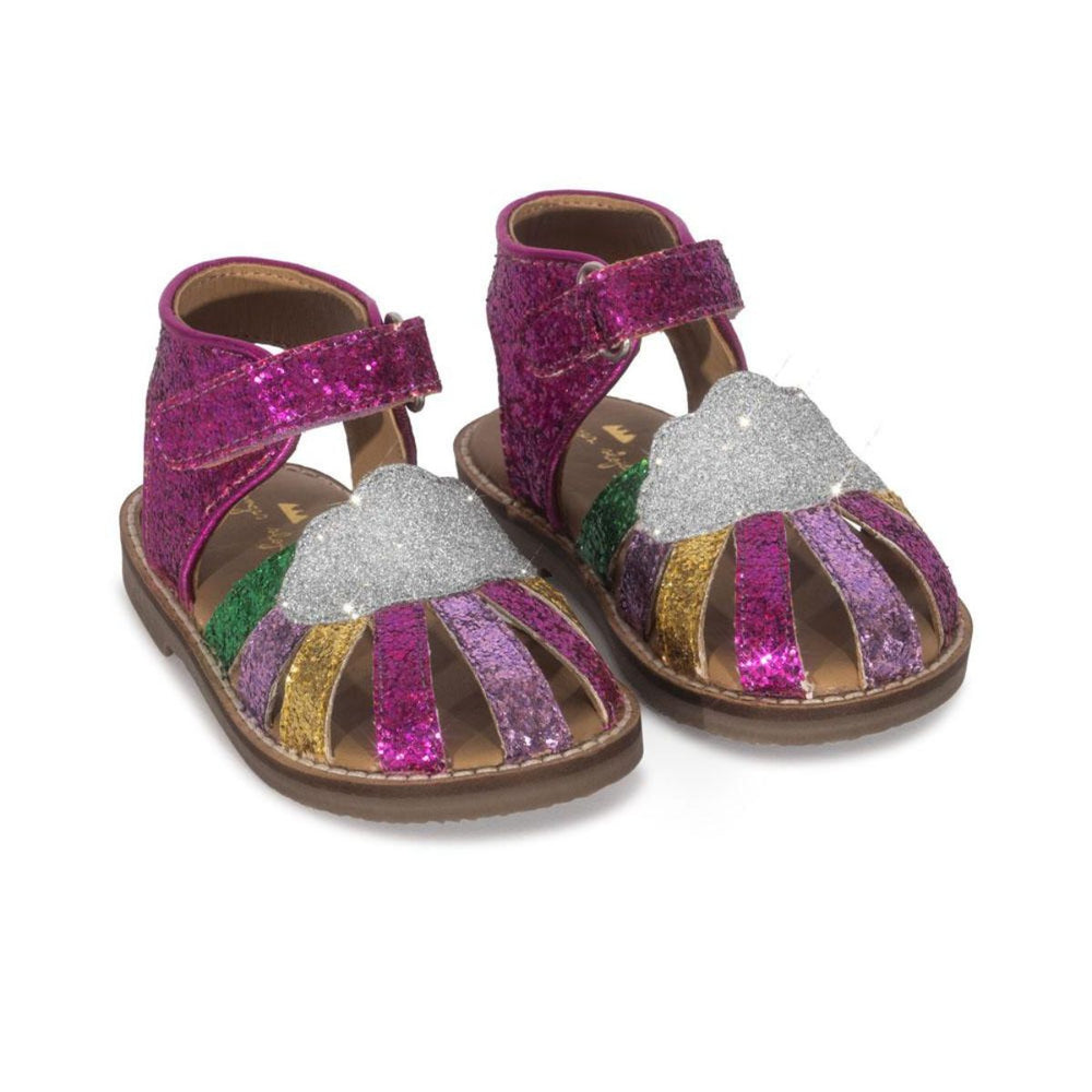 Ideaal voor de zomer: de roze rainbow sandalen in flamingo plume van het Deense merk Konges Slojd. Comfortabel en stijlvol, ideaal voor avontuurlijke kinderen. Eenvoudig aan- en uit te trekken. VanZus