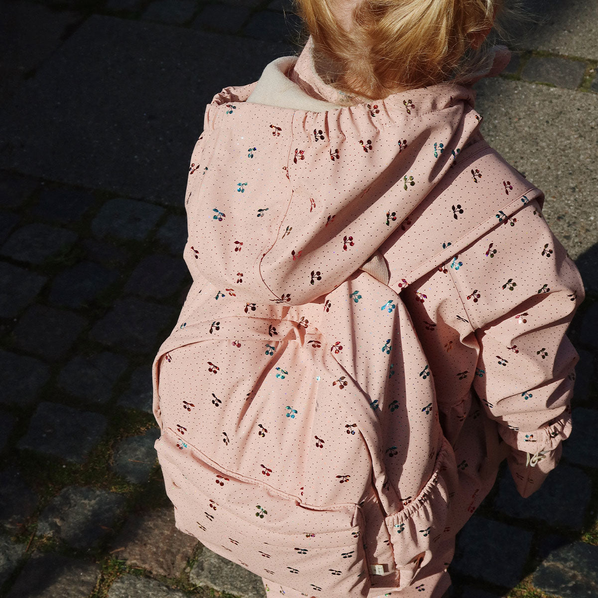 Naar school of op pad? Dan is deze rainy kids midi rugzak van Konges Slojd in de print fairy cherry ideaal! Deze leuke rugzak is het ideale accessoire dat de outfit van je kindje helemaal af maakt! VanZus