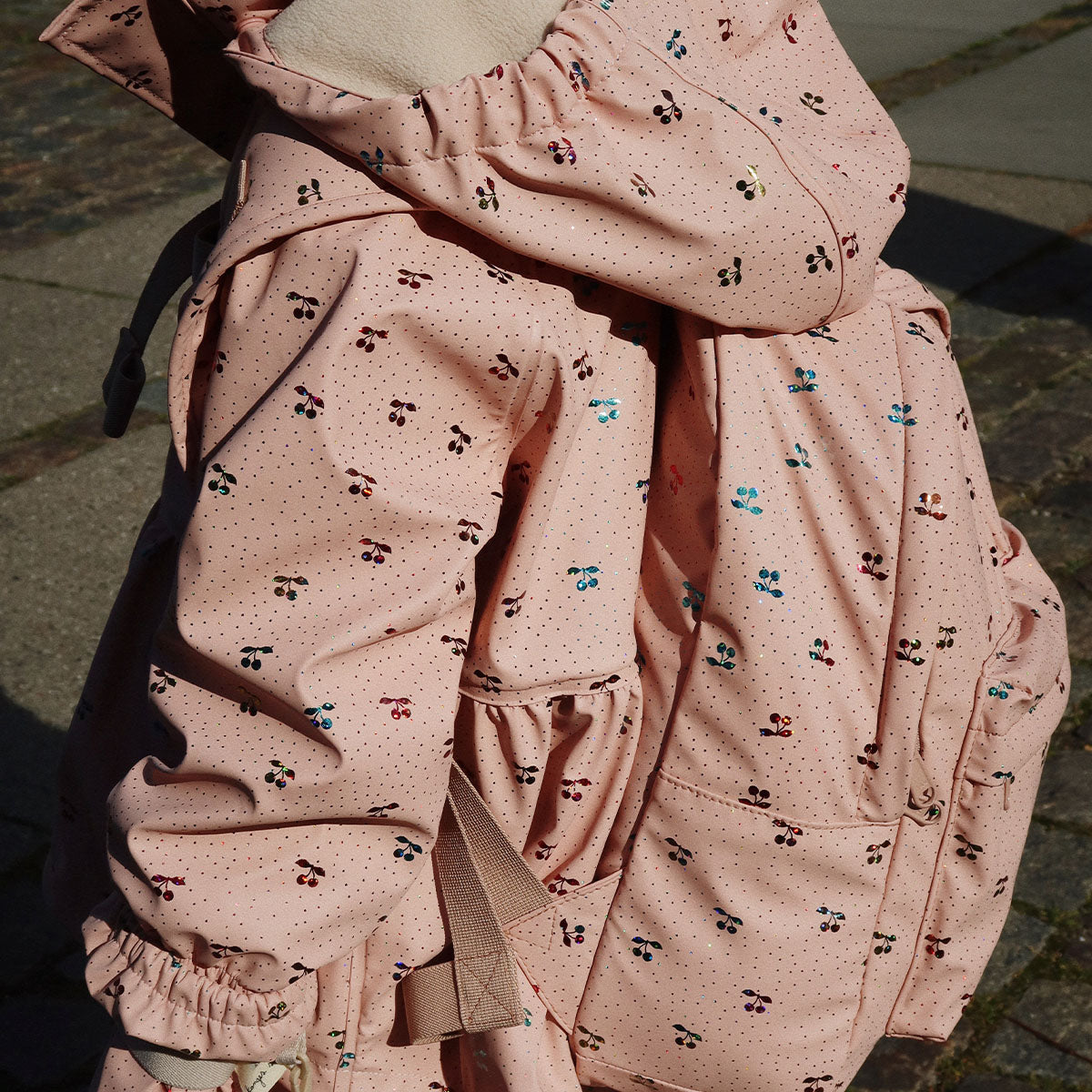 Naar school of op pad? Dan is deze rainy kids midi rugzak van Konges Slojd in de print fairy cherry ideaal! Deze leuke rugzak is het ideale accessoire dat de outfit van je kindje helemaal af maakt! VanZus