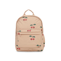 Naar school of op pad? Dan is deze rainy kids midi rugzak van Konges Slojd in de print ma grande cerise blush ideaal! Deze leuke rugzak is het ideale accessoire dat de outfit van je kindje helemaal af maakt! VanZus