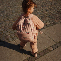 Naar school of op pad? Dan is deze rainy kids midi rugzak van Konges Slojd in de print ma grande cerise blush ideaal! Deze leuke rugzak is het ideale accessoire dat de outfit van je kindje helemaal af maakt! VanZus