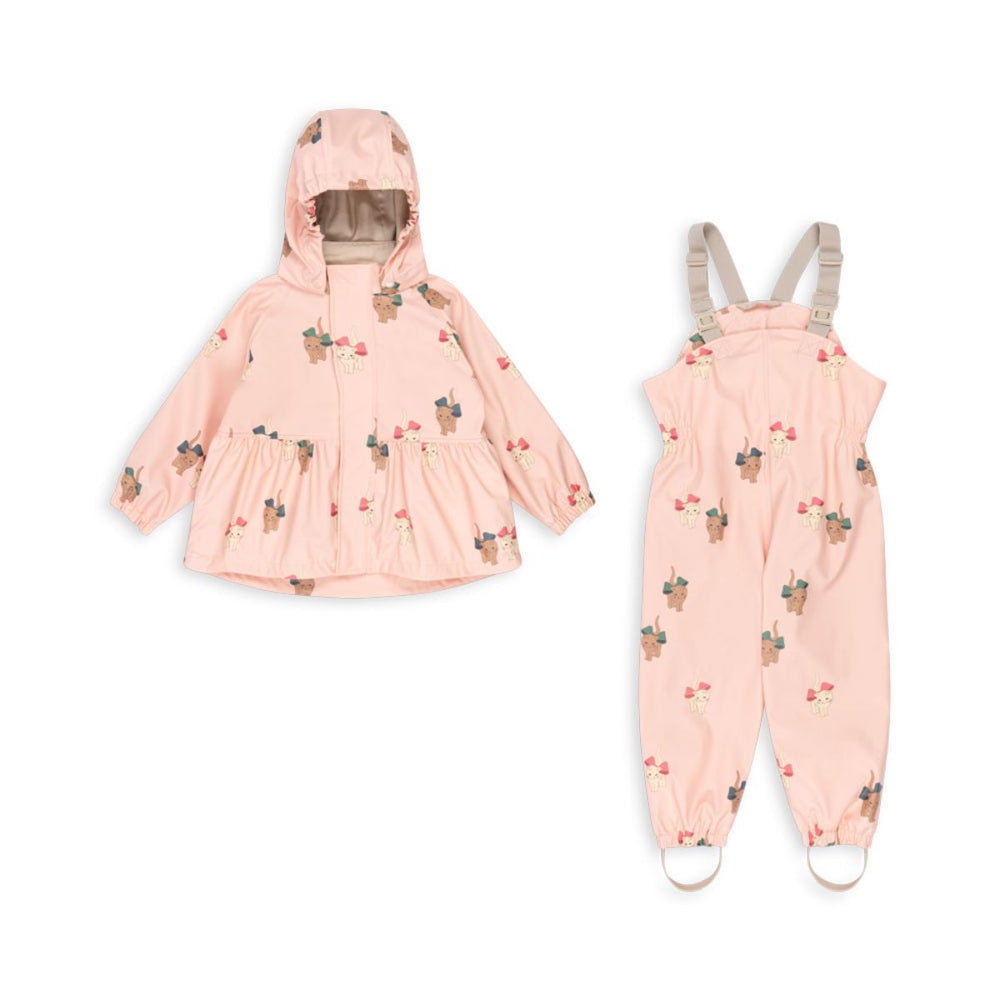 Het Konges Slojd rainy palme regenpak in girl bow kitty pink houdt je kleintje droog. De regenkleding heeft een comfortabele katoenen voering. Perfect voor regenachtige dagen! VanZus