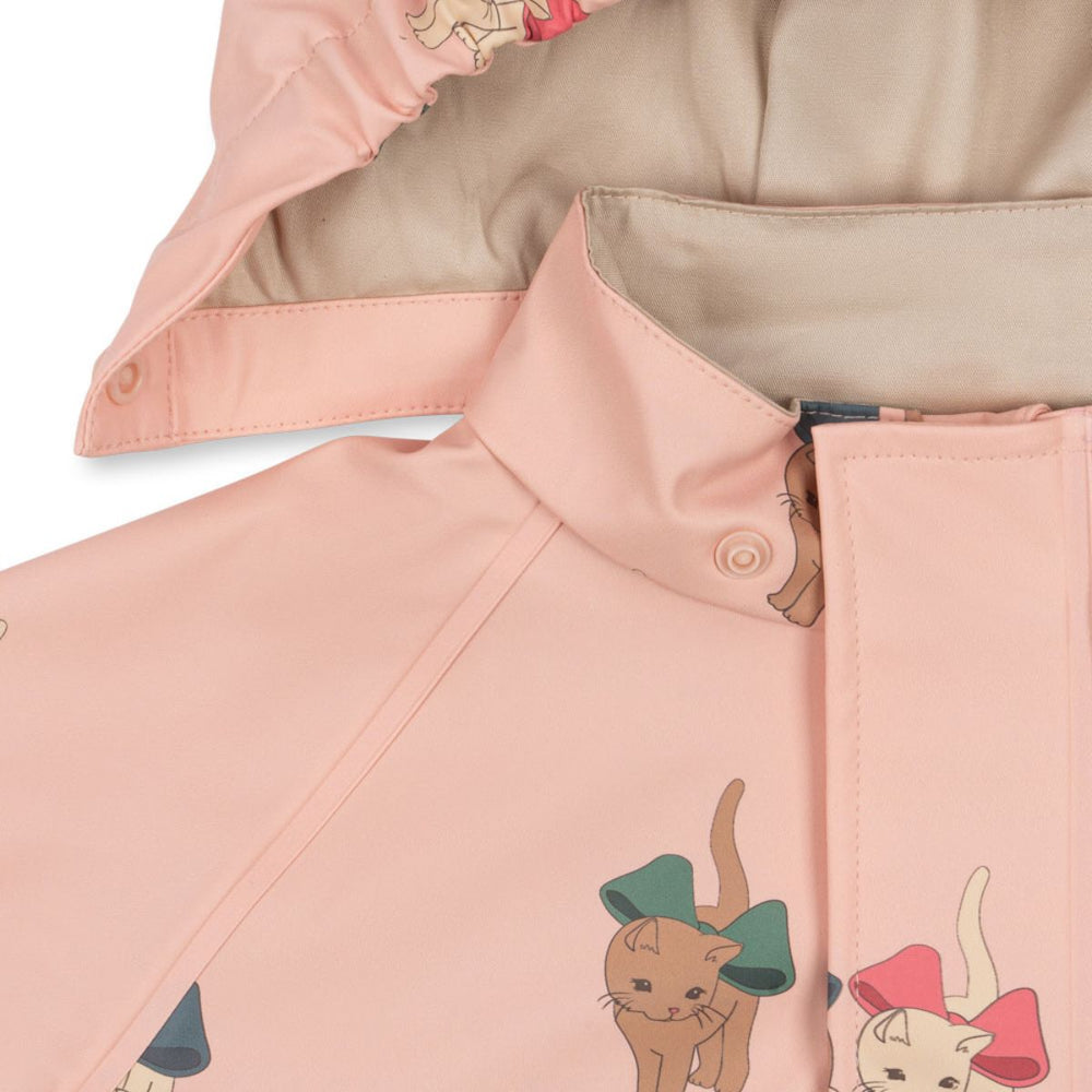 Het Konges Slojd rainy palme regenpak in girl bow kitty pink houdt je kleintje droog. De regenkleding heeft een comfortabele katoenen voering. Perfect voor regenachtige dagen! VanZus