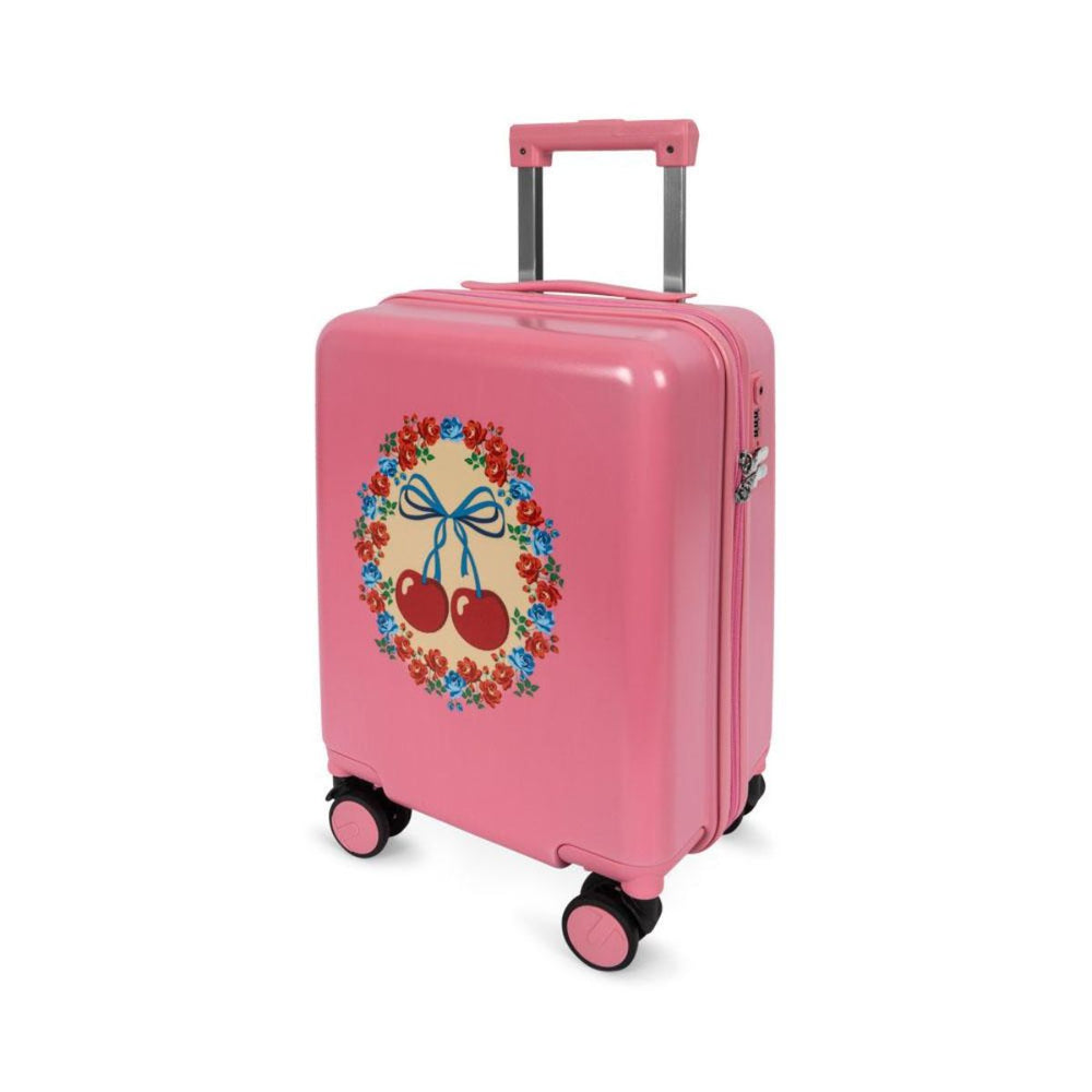 Ga je op vakantie? Dan mag de Konges Slojd reiskoffer in de variant cherry bow natuurlijk niet ontbreken! Deze kleurrijke trolley is ontworpen om mee te nemen als handbagage en is uitgerust met vier dubbele 360-graden spinnerwielen, zodat hij moeiteloos in elke richting kan bewegen. VanZus