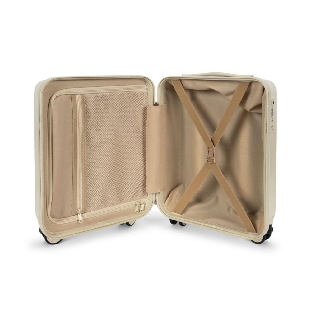 Ga je op vakantie? Dan mag de Konges Slojd reiskoffer in de variant kick it natuurlijk niet ontbreken! Deze kleurrijke trolley is ontworpen om mee te nemen als handbagage en is uitgerust met vier dubbele 360-graden spinnerwielen, zodat hij moeiteloos in elke richting kan bewegen. VanZus