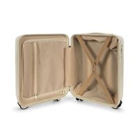 Ga je op vakantie? Dan mag de Konges Slojd reiskoffer in de variant kick it natuurlijk niet ontbreken! Deze kleurrijke trolley is ontworpen om mee te nemen als handbagage en is uitgerust met vier dubbele 360-graden spinnerwielen, zodat hij moeiteloos in elke richting kan bewegen. VanZus