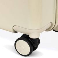 Ga je op vakantie? Dan mag de Konges Slojd reiskoffer in de variant kick it natuurlijk niet ontbreken! Deze kleurrijke trolley is ontworpen om mee te nemen als handbagage en is uitgerust met vier dubbele 360-graden spinnerwielen, zodat hij moeiteloos in elke richting kan bewegen. VanZus