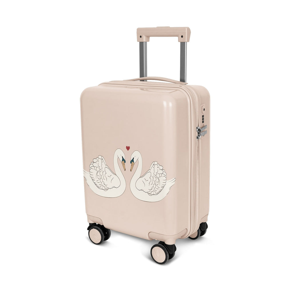 Ga op reis met deze leuke Konges Slojd reiskoffer swan. Het reiskoffertje heeft een praktisch formaat en het mag mee als handbagage in het vliegtuig. VanZus