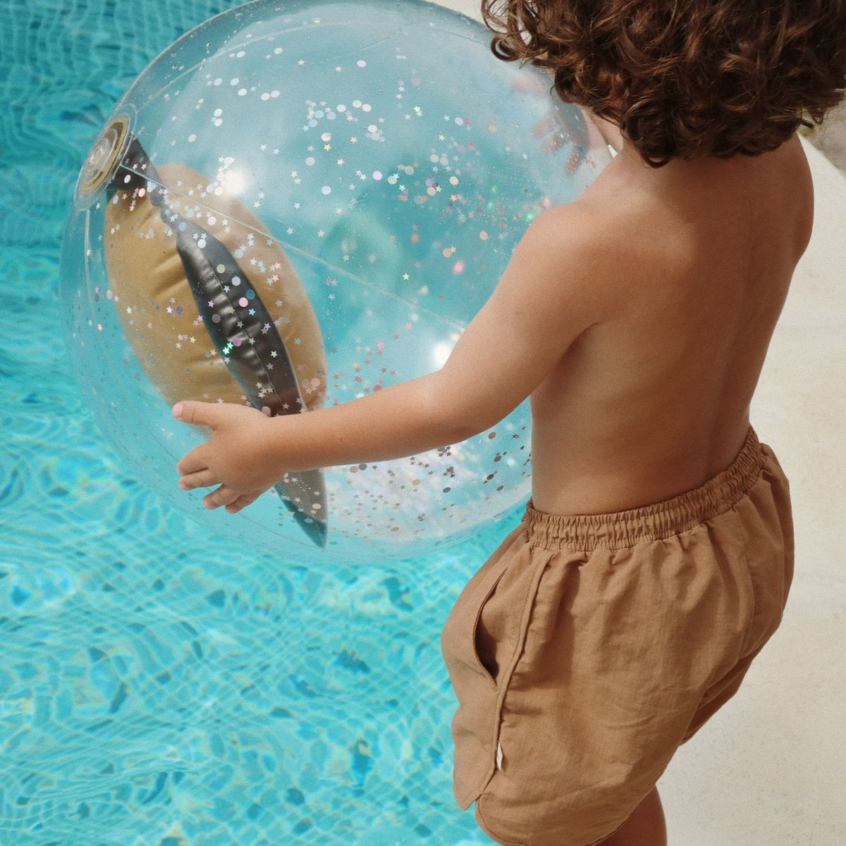 De Konges Slojd roby asnou zwembroek tigers eye is de perfecte keuze voor een zomerse dag vol waterplezier. Deze bruine zwemshort is gemaakt van een zachte en soepele stof, waardoor je kleintje vrij kan bewegen. VanZus