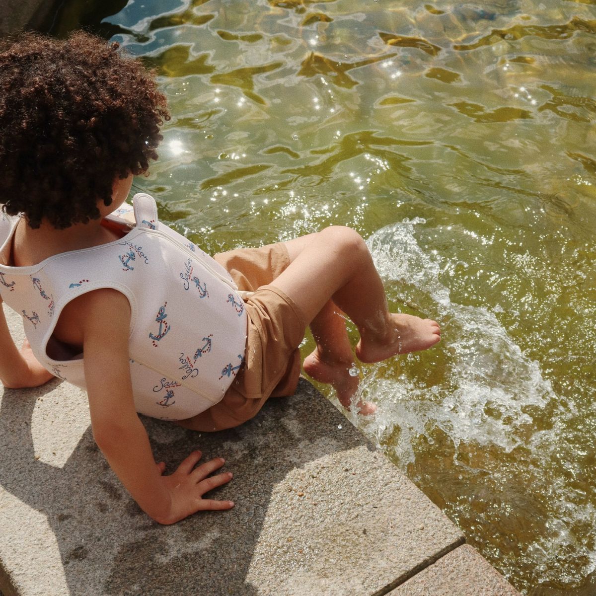 De Konges Slojd roby asnou zwembroek tigers eye is de perfecte keuze voor een zomerse dag vol waterplezier. Deze bruine zwemshort is gemaakt van een zachte en soepele stof, waardoor je kleintje vrij kan bewegen. VanZus