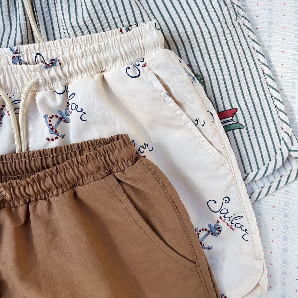 De Konges Slojd roby asnou zwembroek tigers eye is de perfecte keuze voor een zomerse dag vol waterplezier. Deze bruine zwemshort is gemaakt van een zachte en soepele stof, waardoor je kleintje vrij kan bewegen. VanZus