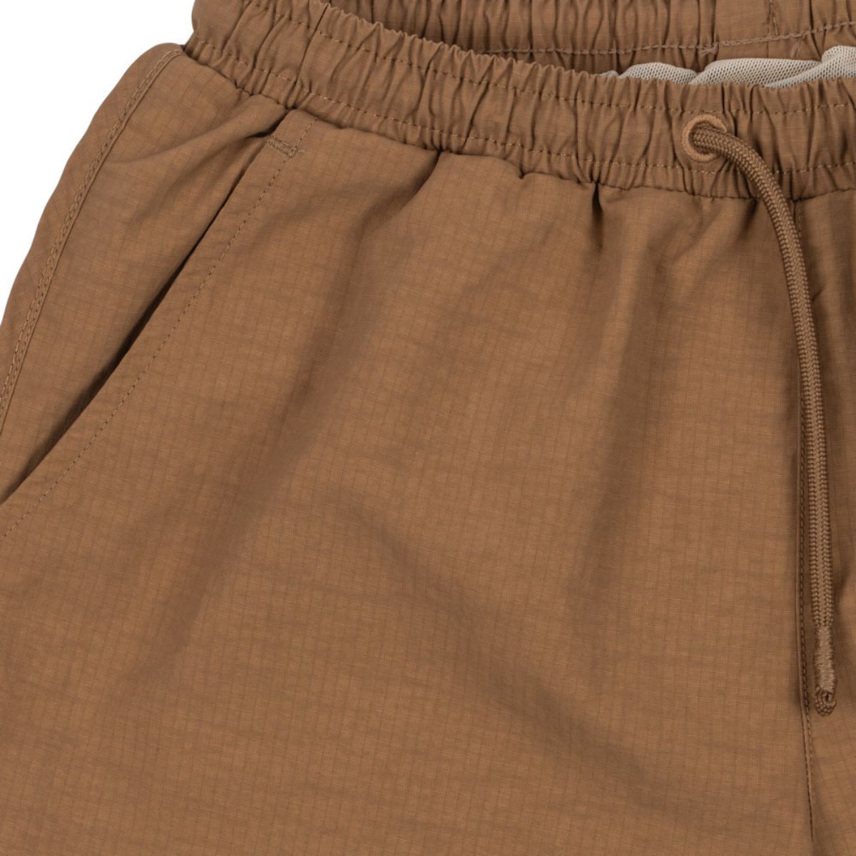 De Konges Slojd roby asnou zwembroek tigers eye is de perfecte keuze voor een zomerse dag vol waterplezier. Deze bruine zwemshort is gemaakt van een zachte en soepele stof, waardoor je kleintje vrij kan bewegen. VanZus