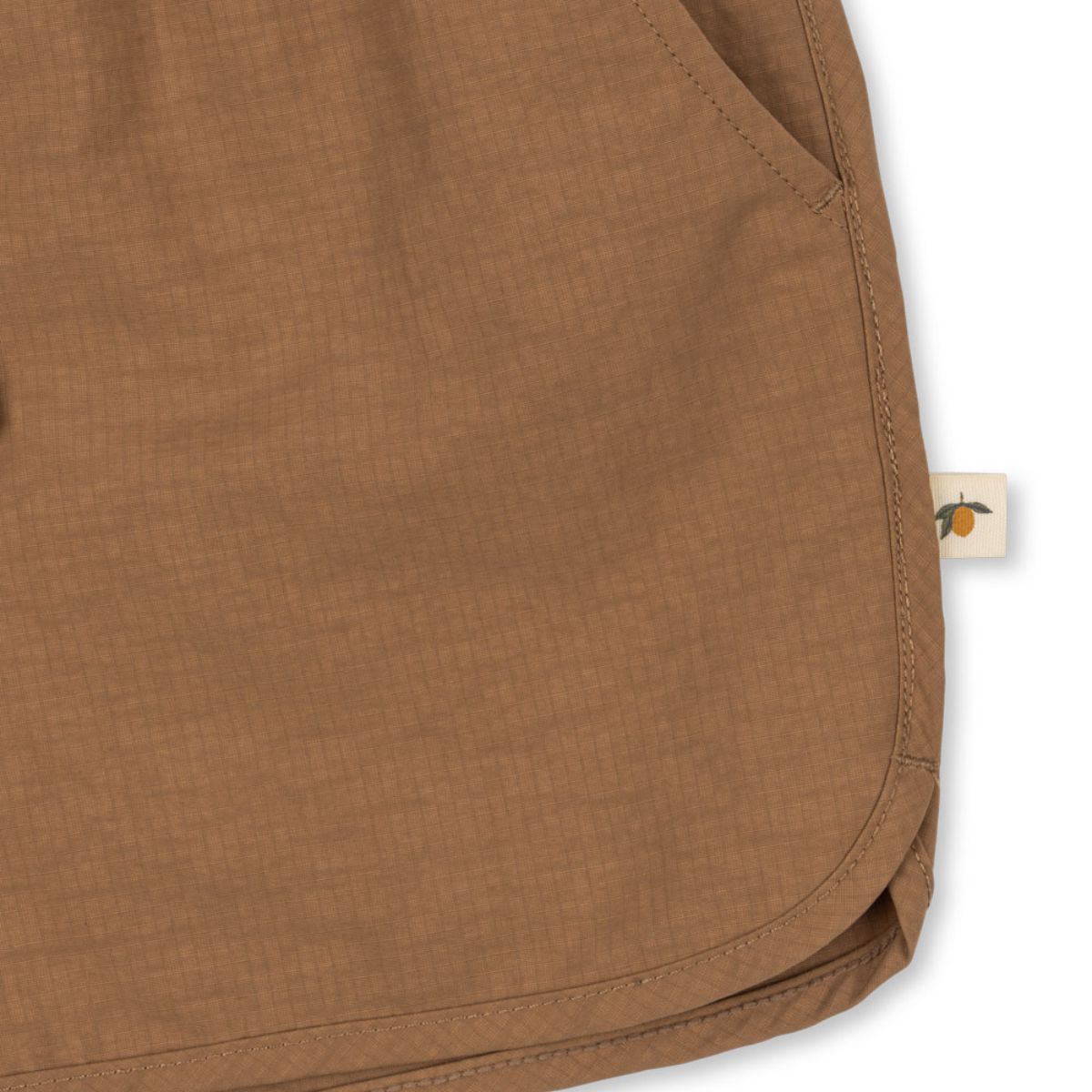 De Konges Slojd roby asnou zwembroek tigers eye is de perfecte keuze voor een zomerse dag vol waterplezier. Deze bruine zwemshort is gemaakt van een zachte en soepele stof, waardoor je kleintje vrij kan bewegen. VanZus