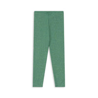 Hoe tof is deze roli broek in de kleur bottle green van het merk Konges Slojd? Deze broek is ideaal om toffe outfits mee te creëren. Draag de broek als legging onder een leuke jurk of rok, of draag hem als broek met een leuke trui. Je kunt er alle kanten mee op! VanZus