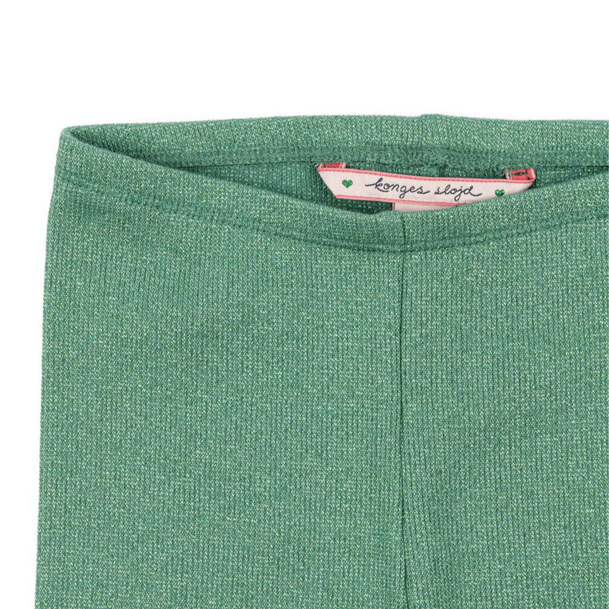 Hoe tof is deze roli broek in de kleur bottle green van het merk Konges Slojd? Deze broek is ideaal om toffe outfits mee te creëren. Draag de broek als legging onder een leuke jurk of rok, of draag hem als broek met een leuke trui. Je kunt er alle kanten mee op! VanZus