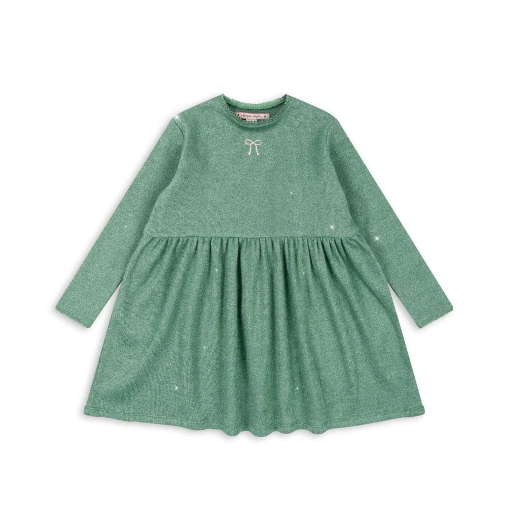 Zeg nu zelf, dit lieve jurkje is toch een absolute eyecatcher? Het ideale jurkje voor elke prinses. De jurk heeft een opvallende groene kleur, ziet er ontzettend schattig uit en zit ook nog eens lekker. Je kindje zal er ook blij van worden, dus! VanZus