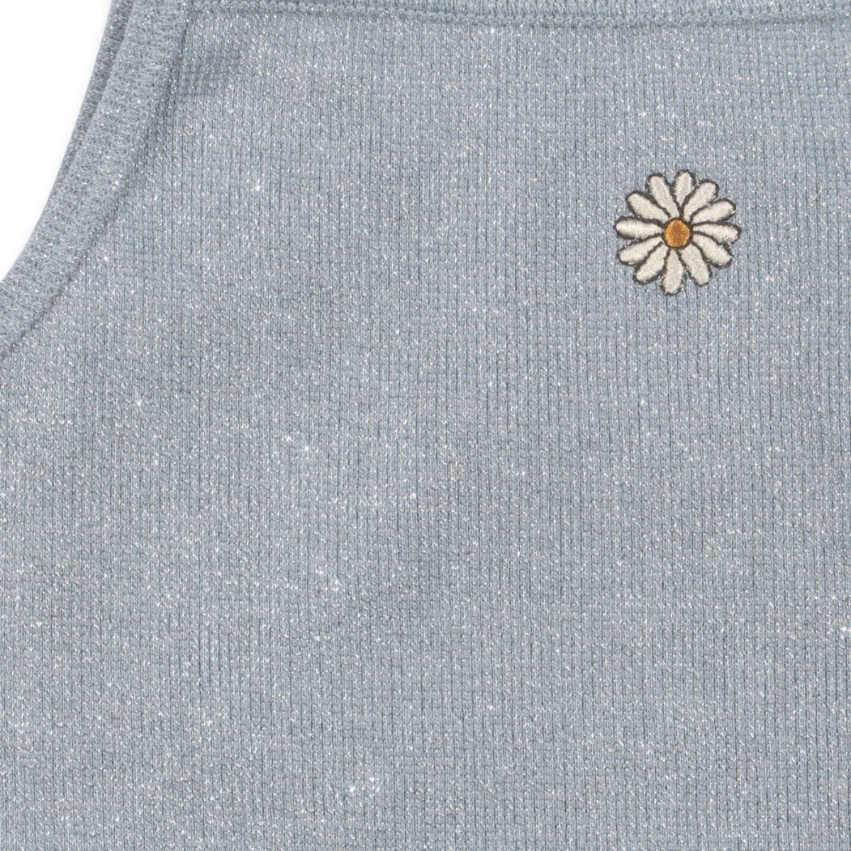 Ben je op zoek naar een simpel en zomers jurkje voor jouw kleine meid? Dan is dit roli strap jurkje in de variant quarry van het merk Konges Slojd een ideale match! Dit jurkje is namelijk heerlijk voor als het warm is buiten, en ziet er ook nog eens heel leuk uit! VanZus