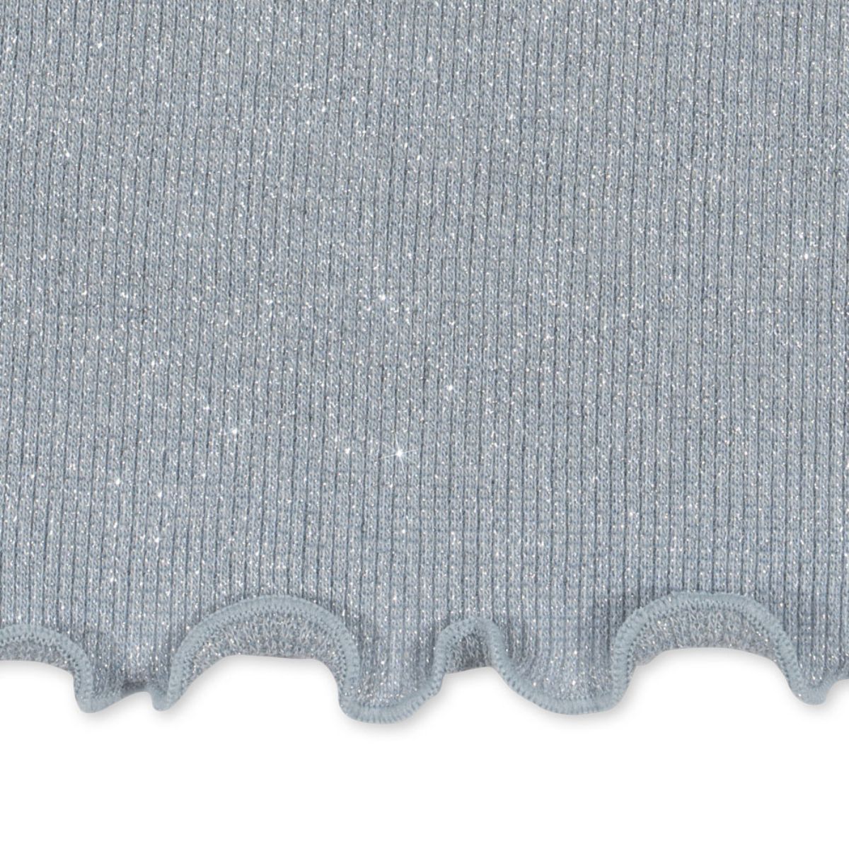 Ben je op zoek naar een simpel en zomers jurkje voor jouw kleine meid? Dan is dit roli strap jurkje in de variant quarry van het merk Konges Slojd een ideale match! Dit jurkje is namelijk heerlijk voor als het warm is buiten, en ziet er ook nog eens heel leuk uit! VanZus