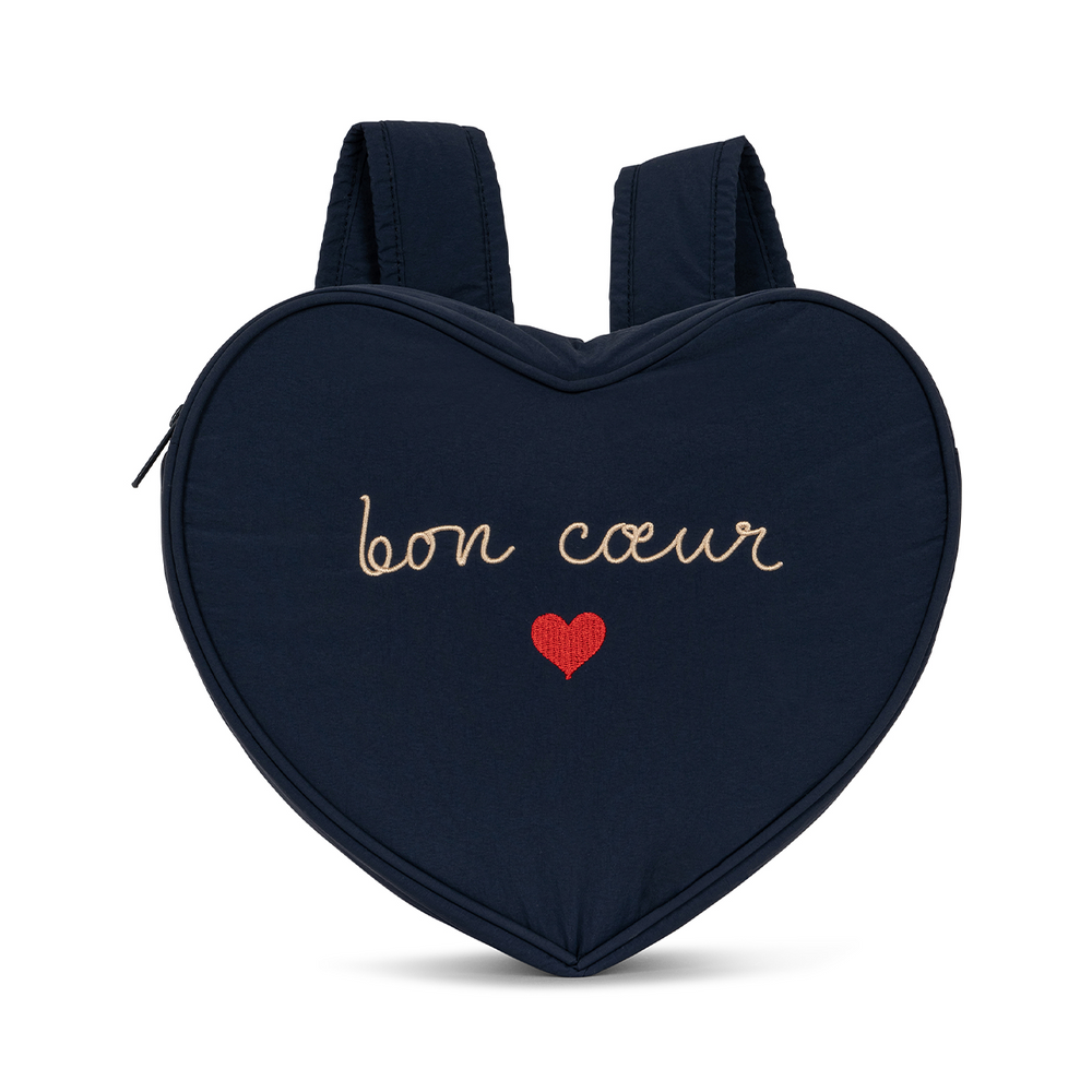We gaan op avontuur met de Konges Slojd storm heart rugzak in total eclipse! Deze schattige rugzak is ideaal voor je kindje om al haar spulletjes mee te kunnen nemen wanneer jullie op pad gaan. VanZus