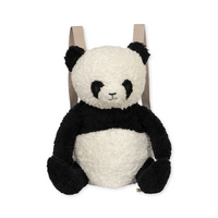 We gaan op avontuur met de Konges Slojd teddy panda rugzak! Deze schattige rugzak is ideaal voor je kindje om al haar spulletjes mee te kunnen nemen wanneer jullie op pad gaan. Hij zit comfortabel, er past veel in en hij ziet er superleuk uit! De tas is namelijk eigenlijk een pandabeer! VanZus
