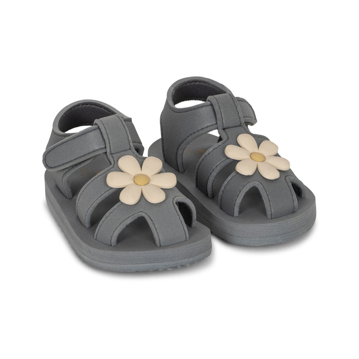 Ben je op zoek naar lieve zomerschoentjes voor jouw kleine spruit? Dan zijn deze sable sandalen in tradewinds van het merk Konges Slojd een absolute must have! De schattige blauwe schoentjes gaan makkelijk aan en uit door middel van een klittenbandsluiting. 