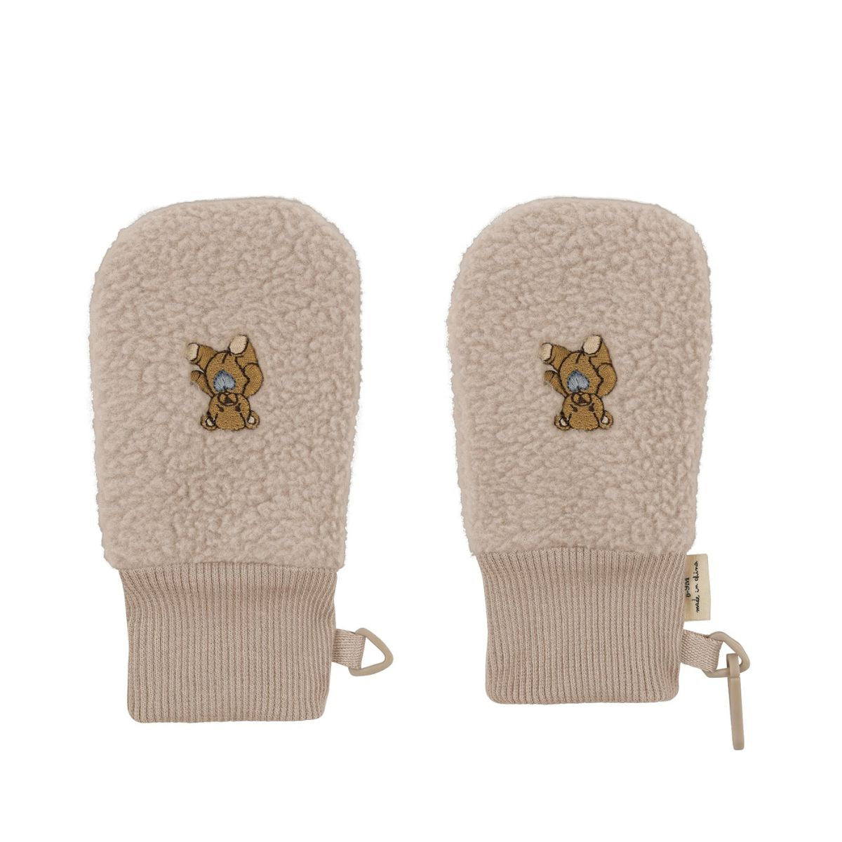 De handen van je kleintje blijven lekker warm in de koude wintermaanden, dankzij deze safa baby wanten in de variant oxford tan van het merk Konges Slojd. Deze schattige wantjes hebben een fleece stof, gemaakt van organisch katoen. VanZus