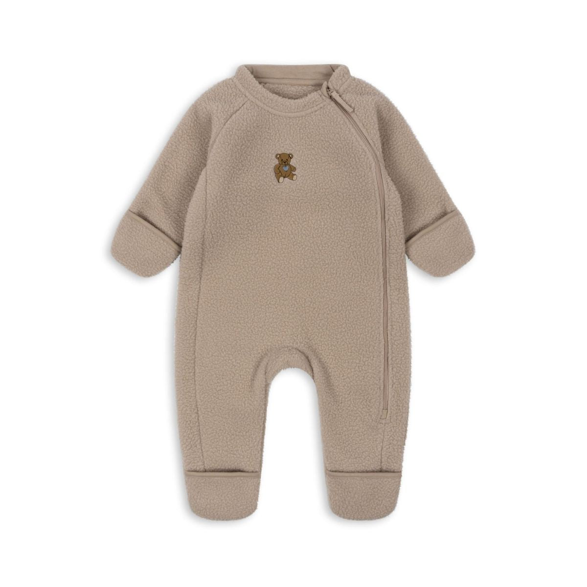 Ben je op zoek naar een lekker warme en zachte onesie voor je kindje? Deze superschattige safa onesie oxford tan van Konges Slojd is ideaal om jouw kleintje lekker warm te houden. De safa onesie is gemaakt van heerlijk zachte fleecestof of teddystof en de handjes en voetjes van je kleintje blijven goed. VanZus