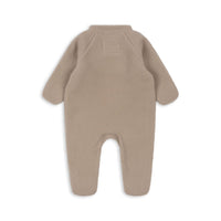 Ben je op zoek naar een lekker warme en zachte onesie voor je kindje? Deze superschattige safa onesie oxford tan van Konges Slojd is ideaal om jouw kleintje lekker warm te houden. De safa onesie is gemaakt van heerlijk zachte fleecestof of teddystof en de handjes en voetjes van je kleintje blijven goed. VanZus