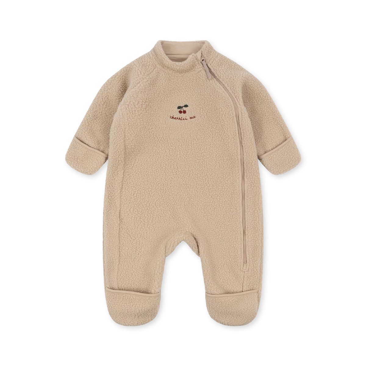Deze onesie van Konges Slojd is ideaal om jouw kleintje lekker warm te houden. De safa onesie is gemaakt van heerlijk zachte fleecestof en de handjes en voetjes van je kleintje blijven goed warm dankzij de flapjes bij de mouwen en broekspijpen. Op de voorkant van de onesie staat een kersje. Van Zus.