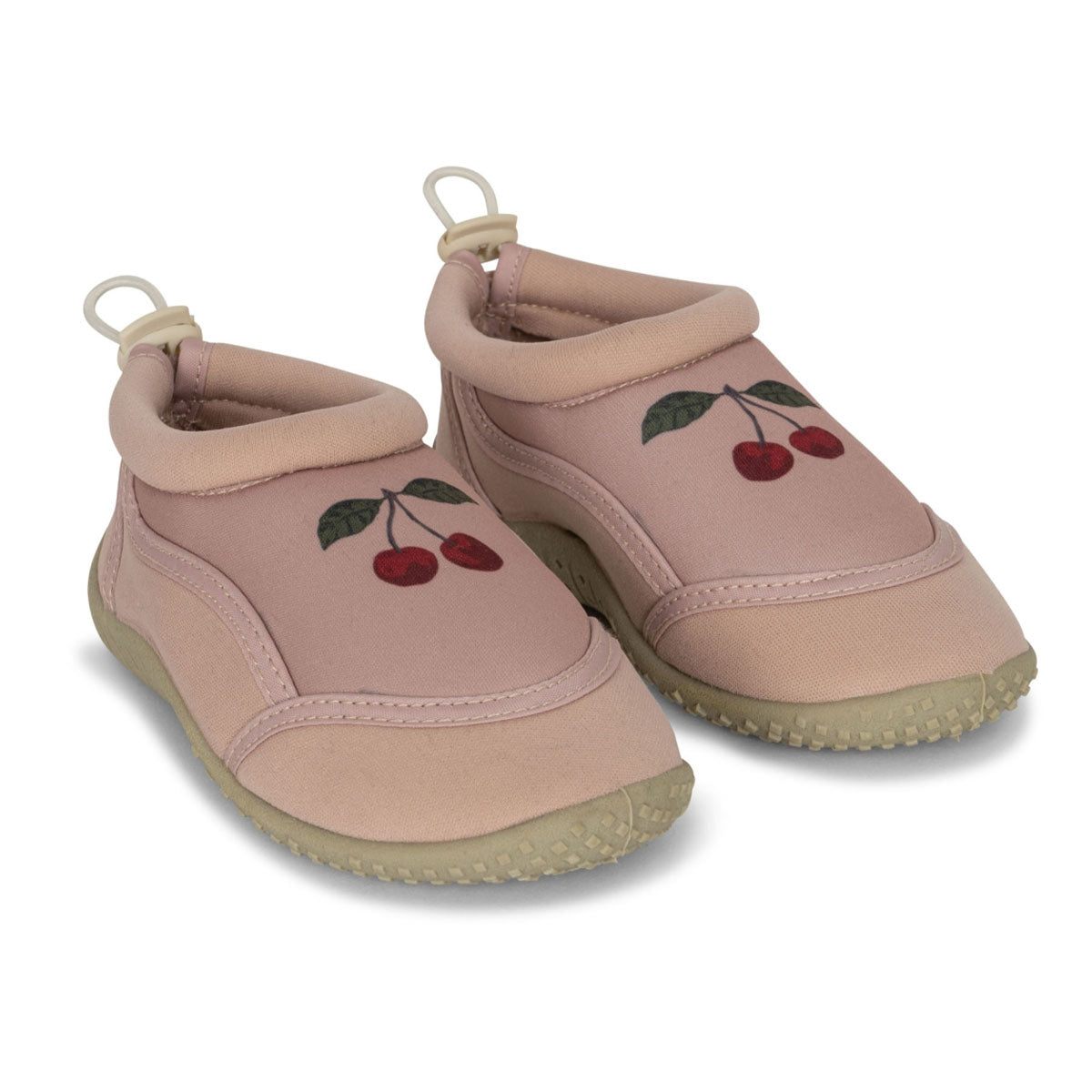 De perfecte zwemschoentjes voor deze zomer! Deze Konges Slojd sea zwemschoenen in cherry beschermen de voetjes van je kleintje op het strand of in het zwembad.De leuke roze waterschoenen voor kinderen zijn gemaakt van 100% neopreen en hebben een rubberen zool voor extra grip en waterresistentie. VanZus