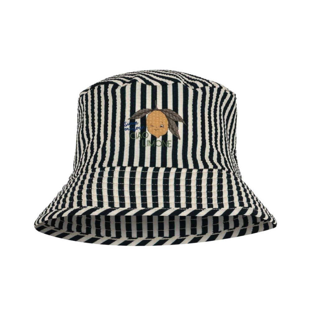 De Konges Slojd seer asnou bucket hat scarab biedt optimale UV-bescherming en stijl voor jouw kleintje. Perfect voor zonnige dagen en strandvakanties! Met mooie zwart-wit gestreepte print met citroen. VanZus